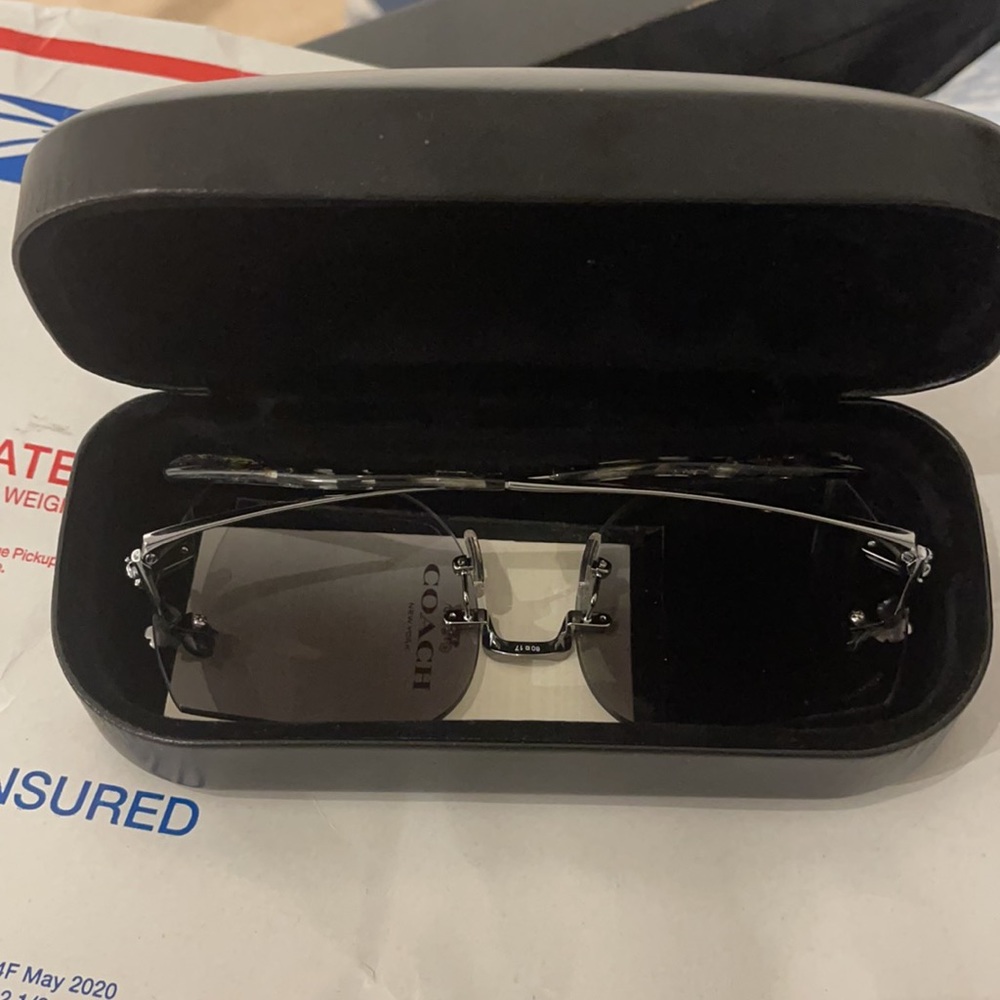 Grey coach sunglasses - Picture 2 of 4